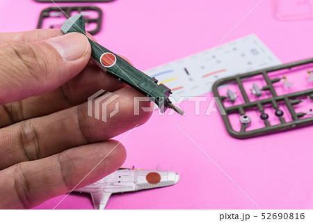 Male hand assembly fighter plane scale model Male hand assembly fighter plane scale model 52690816