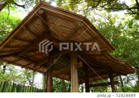 和風庭園の兜門の屋根 52828889