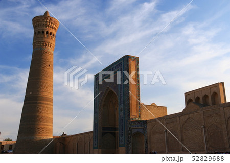 中央アジア シルクロードの旅 ウズベキスタン ブハラ 夕陽に映えるカラーン・ミナレットとモスク 中央アジア シルクロードの旅 ウズベキスタン ブハラ 夕陽に映えるカラーン・ミナレットとモスク 52829688