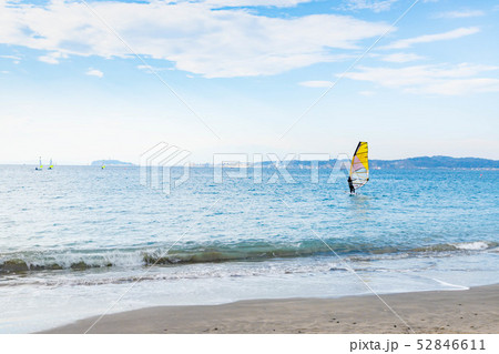 神奈川県 葉山の海岸から江ノ島方面を見る 52846611