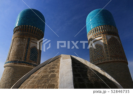 中央アジア シルクロードの旅 ウズベキスタン ブハラ 青空と青いチョル・ミナル 中央アジア シルクロードの旅 ウズベキスタン ブハラ 青空と青いチョル・ミナル 52846735
