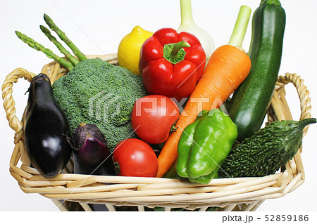 カゴの野菜 52859186