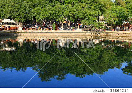 中央アジア　シルクロードの旅　ウズベキスタン　ブハラ　ラビハウズの風景 52864214