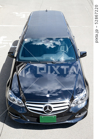 正面から撮影した霊柩車の画像 52867220