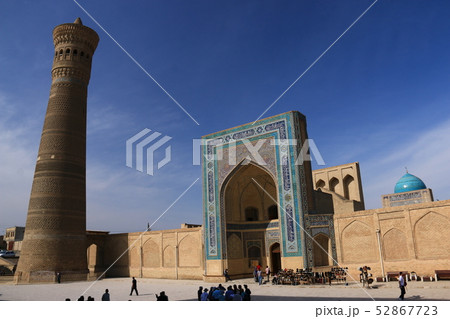 中央アジア　シルクロードの旅　ウズベキスタン　ブハラ　カラーン・モスクとカラーン・ミナレット 52867723