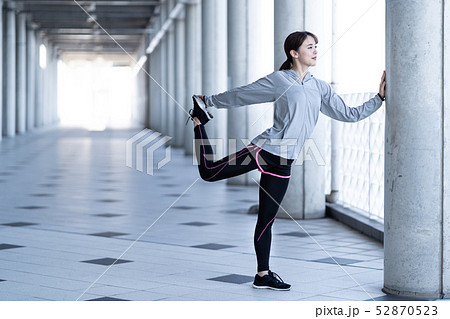 女性　ストレッチ 52870523