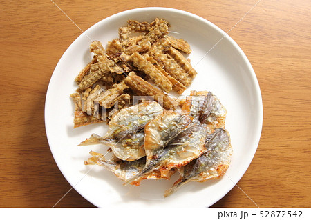 海産おつまみ2種盛り。(ウナギの骨のから揚げ・焼き小あじ) 52872542