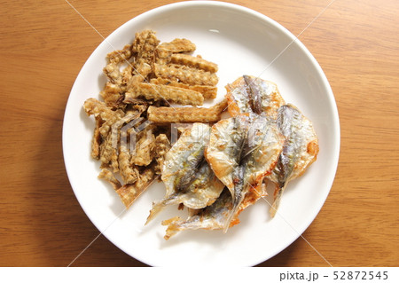 海産おつまみ2種盛り。(ウナギの骨のから揚げ・焼き小あじ) 52872545