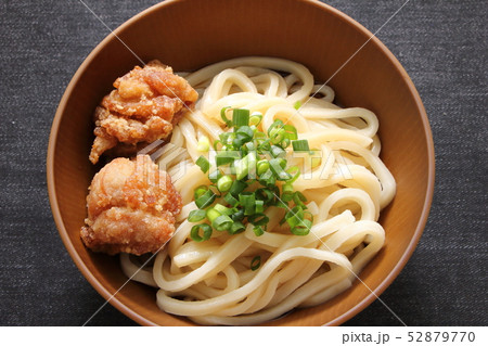 唐揚げうどん(鶏もも肉唐揚げトッピングぶっかけうどん(冷))。 52879770