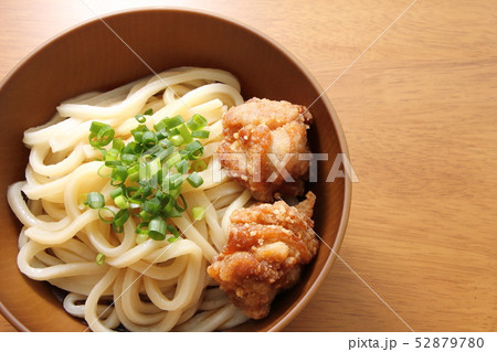 唐揚げうどん(鶏もも肉唐揚げトッピングぶっかけうどん(冷))。 52879780