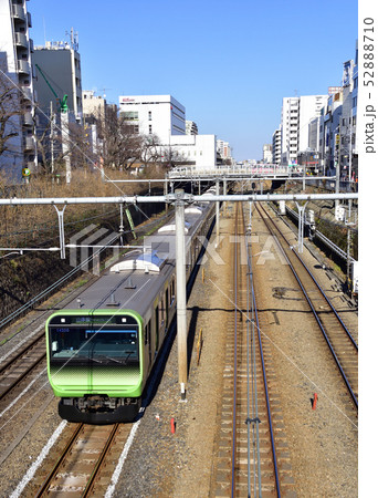 山手線、巣鴨駅付近の街風景 52888710