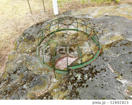 かに石の甌穴 52892823