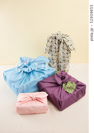 風呂敷を使ったいろいろな包み方 風呂敷を使ったいろいろな包み方 52939655