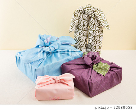 風呂敷を使ったいろいろな包み方 風呂敷を使ったいろいろな包み方 52939658