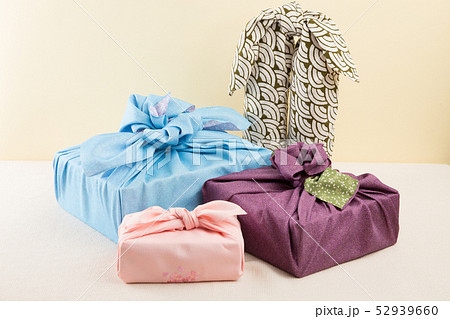風呂敷を使ったいろいろな包み方 52939660