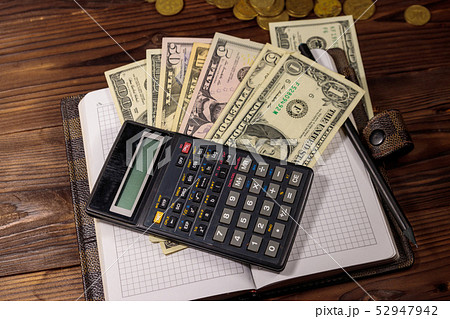 Notepad with dollars, pencil and calculator Notepad with dollars, pencil and calculator 52947942
