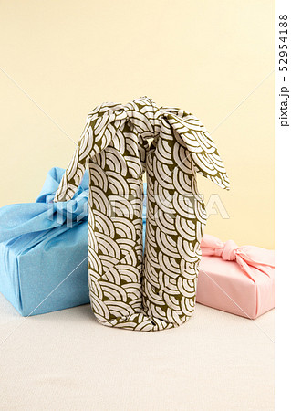 風呂敷のいろいろな包み方(二本包み) 風呂敷のいろいろな包み方(二本包み) 52954188