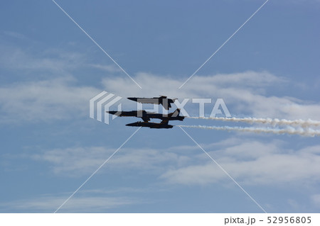 夏空をバックに曲技飛行をする米海軍のF/A-18戦闘攻撃機 52956805