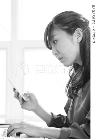 オフィスで仕事をする女性イメージ 52957079