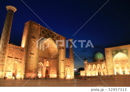 中央アジア シルクロードの旅 ウズベキスタン サマルカンド レギスタン広場の夜景 中央アジア シルクロードの旅 ウズベキスタン サマルカンド レギスタン広場の夜景 52957313