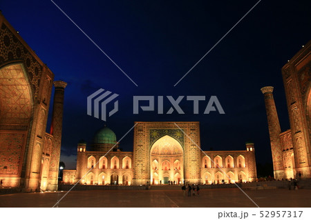 中央アジア シルクロードの旅 ウズベキスタン サマルカンド レギスタン広場の夜景 中央アジア シルクロードの旅 ウズベキスタン サマルカンド レギスタン広場の夜景 52957317
