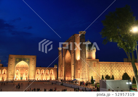 中央アジア シルクロードの旅 ウズベキスタン サマルカンド レギスタン広場の夜景 中央アジア シルクロードの旅 ウズベキスタン サマルカンド レギスタン広場の夜景 52957319