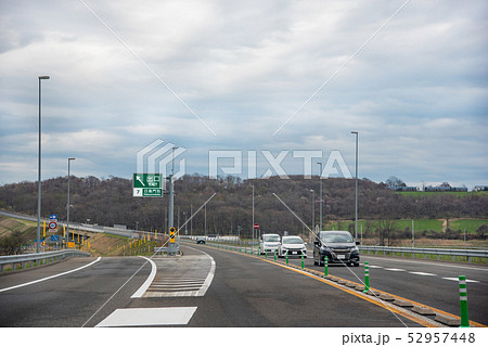 北海道 日高自動車道 もうすぐ日高門別インターチェンジの出口 北海道 日高自動車道 もうすぐ日高門別インターチェンジの出口 52957448