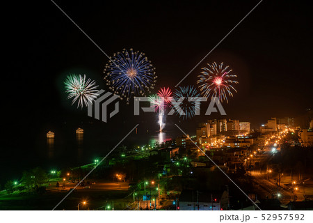 北海道　洞爺湖ロングラン花火大会　町並みとともに　比較明合成 52957592