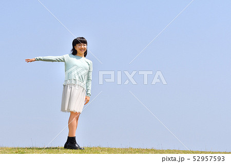 青空で笑う女の子 52957593