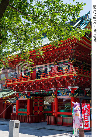 東京 神田明神 若葉と隨神門 内側から の写真素材