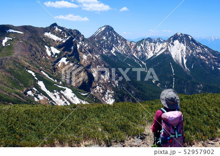 硫黄岳山頂から赤岳、阿弥陀岳、横岳を見る女性登山者 硫黄岳山頂から赤岳、阿弥陀岳、横岳を見る女性登山者 52957902