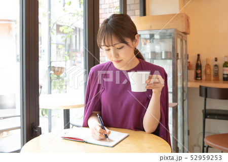 カフェ 日記を書く女性 カフェ 日記を書く女性 52959253