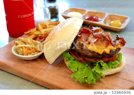 ハンバーガー ハンバーガー 52960936