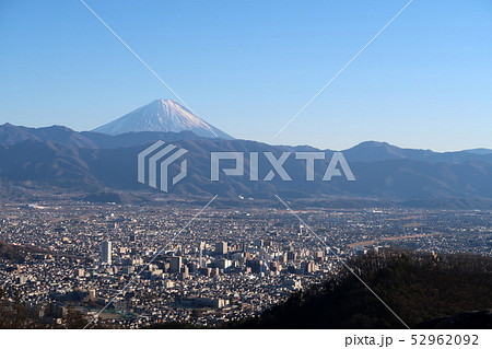 千代田湖白山から望む甲府盆地と富士山 千代田湖白山から望む甲府盆地と富士山 52962092