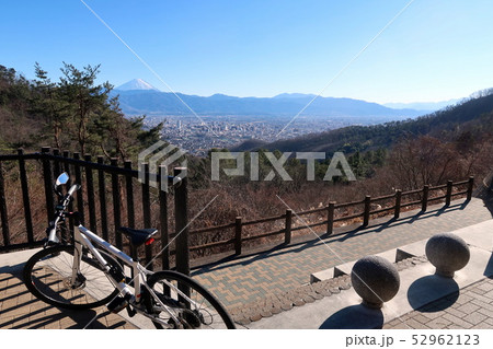 和田峠(甲府市)みはらし広場からの眺望と富士山 52962123