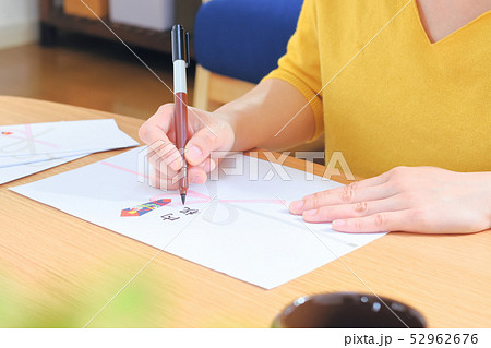 熨斗紙　内祝　女性の手元 52962676