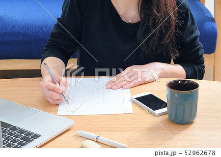 便箋 手紙を書く女性 書き出し 縦書き 便箋 手紙を書く女性 書き出し 縦書き 52962678