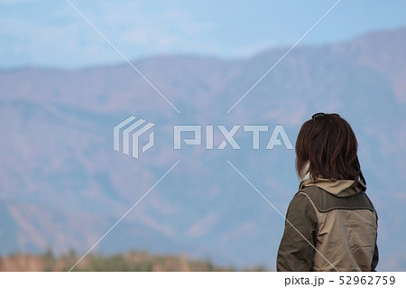 南アルプスを眺める女性 52962759