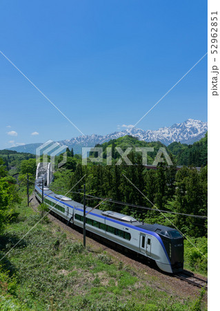 新緑の大糸線：特急あずさ　　　　北安曇郡白馬村 52962851