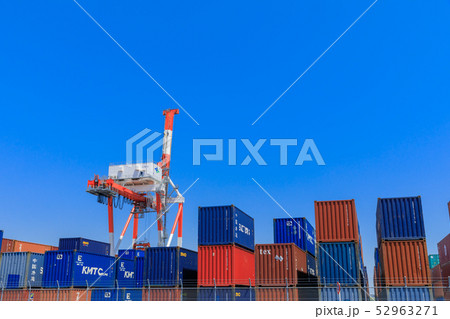 積み置かれる国際海上貨物用コンテナ 積み置かれる国際海上貨物用コンテナ 52963271