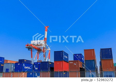 積み置かれる国際海上貨物用コンテナ 積み置かれる国際海上貨物用コンテナ 52963272