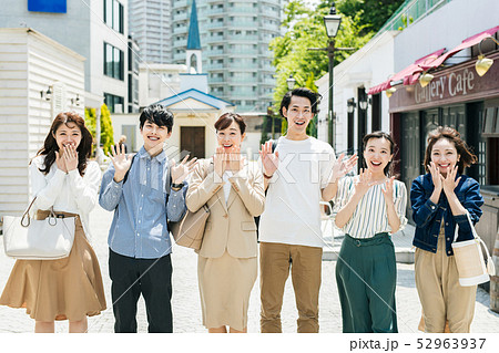 驚く ビックリ 人々 大人数 街 52963937