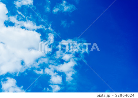 Incredibly beautiful clouds against a sunny blue Incredibly beautiful clouds against a sunny blue 52964024
