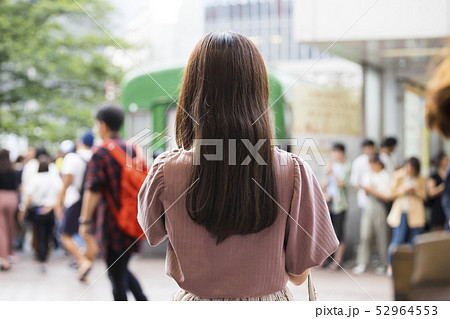 渋谷駅で待ち合わせの女性の後ろ姿 渋谷駅で待ち合わせの女性の後ろ姿 52964553