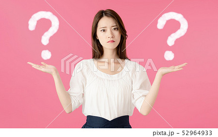 比較する女性 比較する女性 52964933