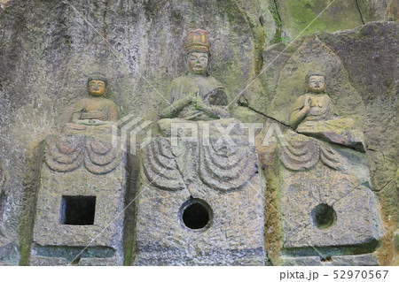 臼杵石仏（如来三尊像・ホキ石仏第一群） 52970567