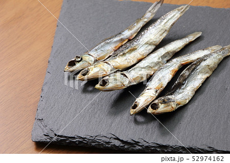 スレートプレート上の焼きめざし。 52974162