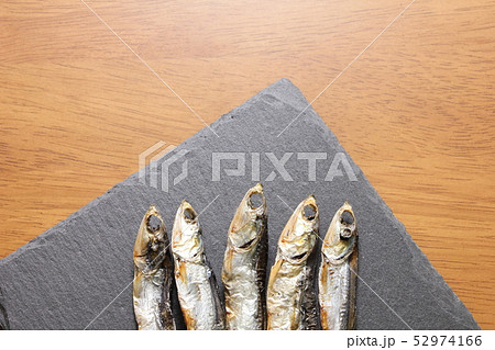 スレートプレート上の焼きめざし。 52974166