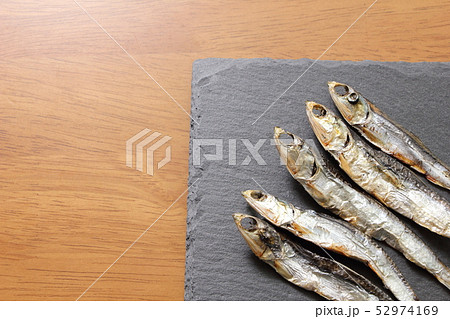 スレートプレート上の焼きめざし。 52974169