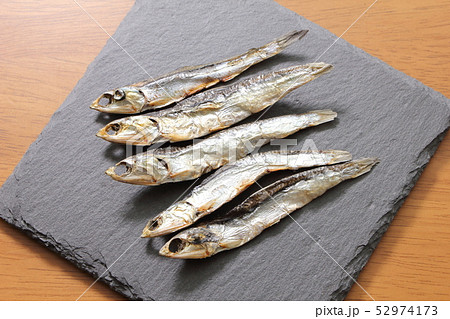 スレートプレート上の焼きめざし。 52974173